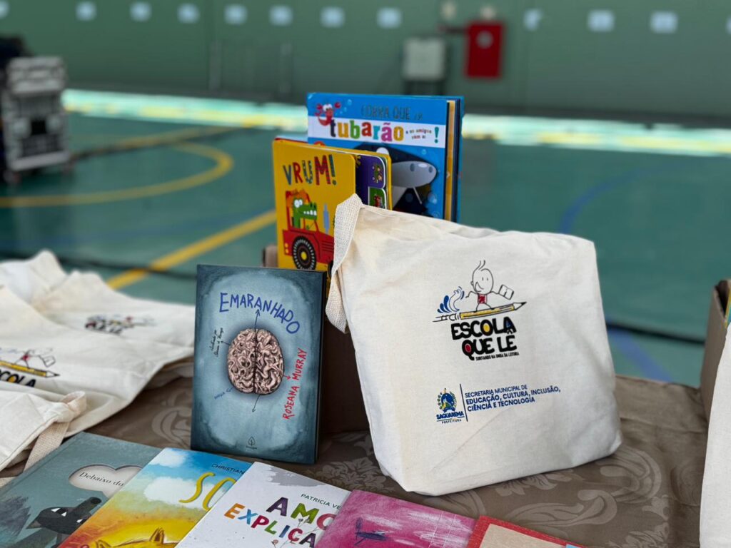 Saquarema Inicia Entrega de 20 Mil Sacolas Literárias: Um Passo Rumo à Leitura Familiar Saquarema Inicia Entrega de 20 Mil Sacolas Literárias: Um Passo Rumo à Leitura Familiar