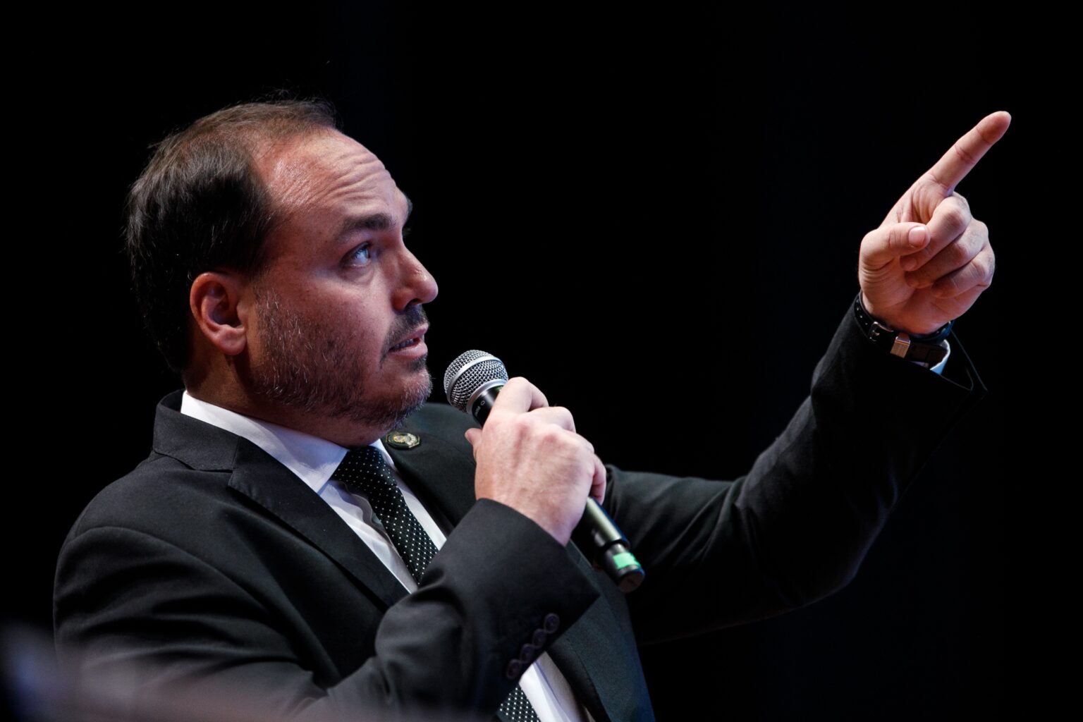 Carlos Bolsonaro Responde Críticas de Nikolas Ferreira: ‘O Brasil Merece Mais’ Carlos Bolsonaro Responde Críticas de Nikolas Ferreira: 'O Brasil Merece Mais'
