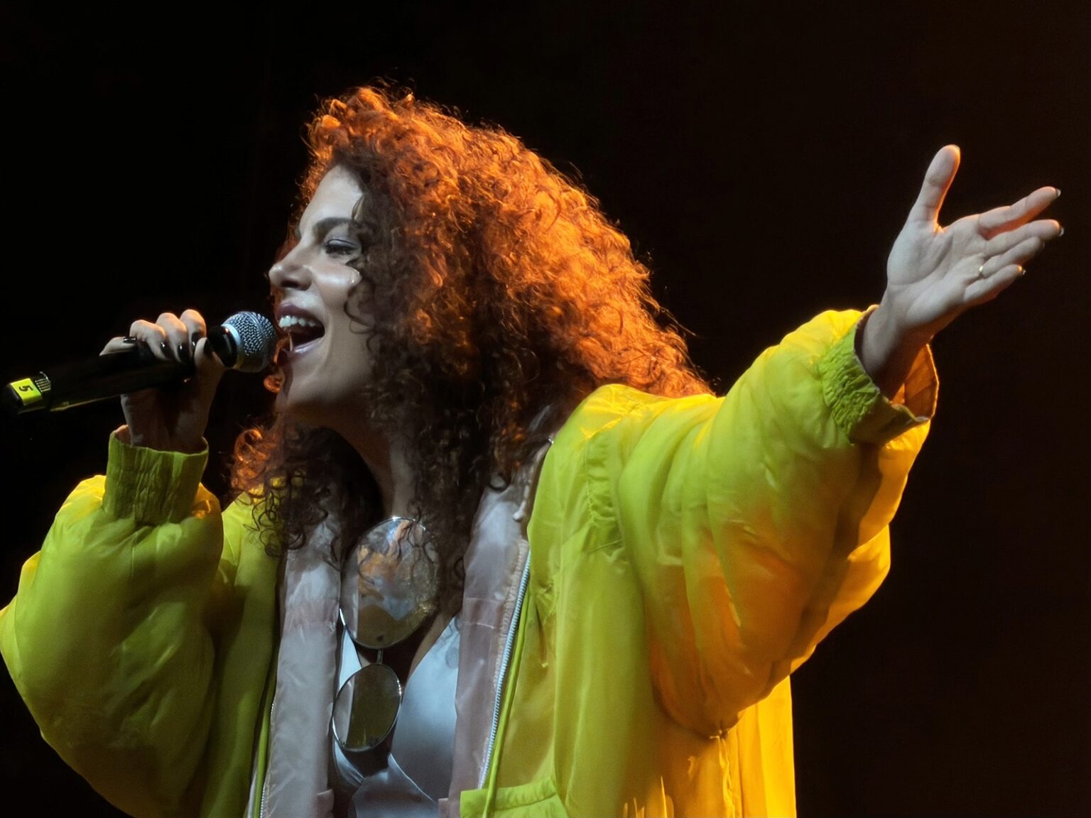 Céu Reencontra o Público Carioca em Show Comemorativo de 20 Anos do Álbum de Estreia
