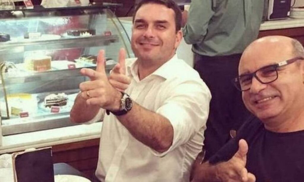 Fabrício Queiroz assume papel de 'xerife' em Saquarema após polêmicas passadas