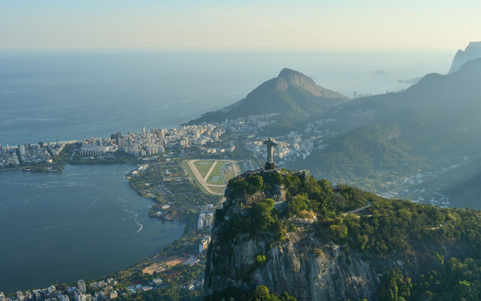 Oportunidade de Renascimento para o Rio: Desafios e Potencial Econômico Oportunidade de Renascimento para o Rio: Desafios e Potencial Econômico