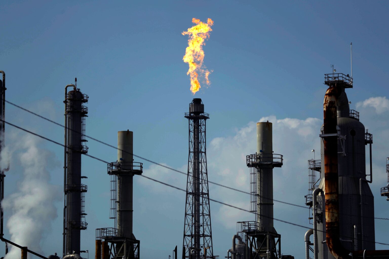 Preço do Petróleo Ultrapassa US$ 100 com Falhas em Negociações e Ameaças de Trump Preço do Petróleo Ultrapassa US$ 100 com Falhas em Negociações e Ameaças de Trump