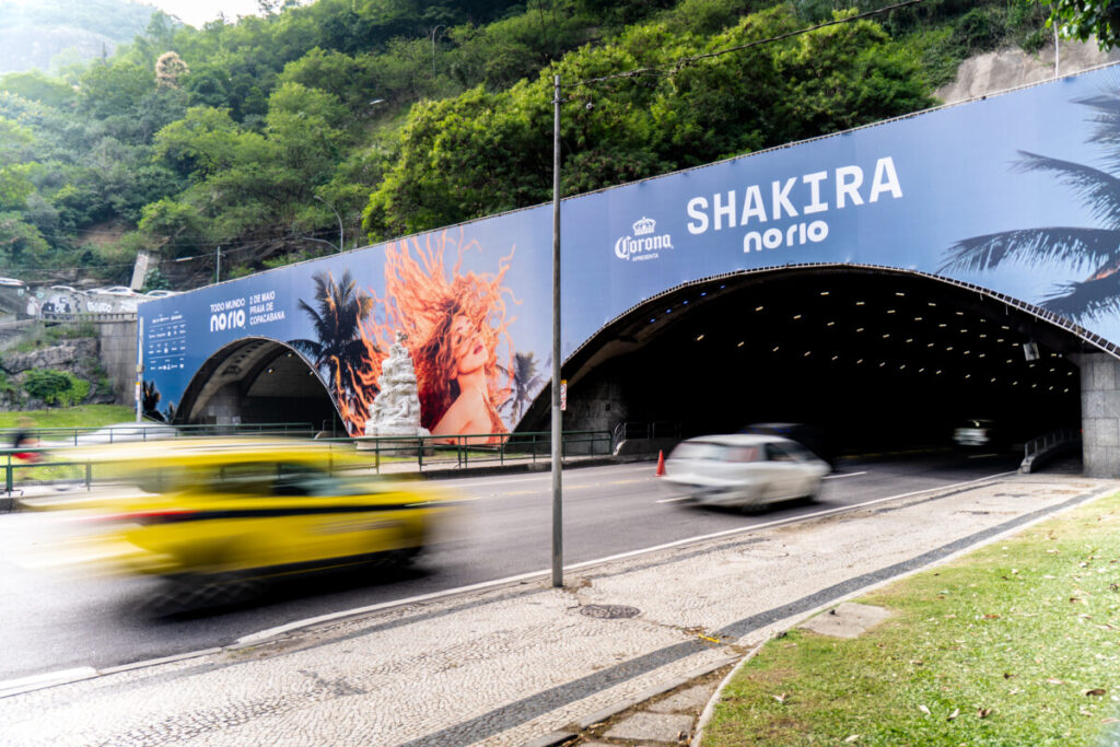 Shakira em Copacabana: Preparativos para um Show Espetacular em Maior Praia do Rio Shakira em Copacabana: Preparativos para um Show Espetacular em Maior Praia do Rio