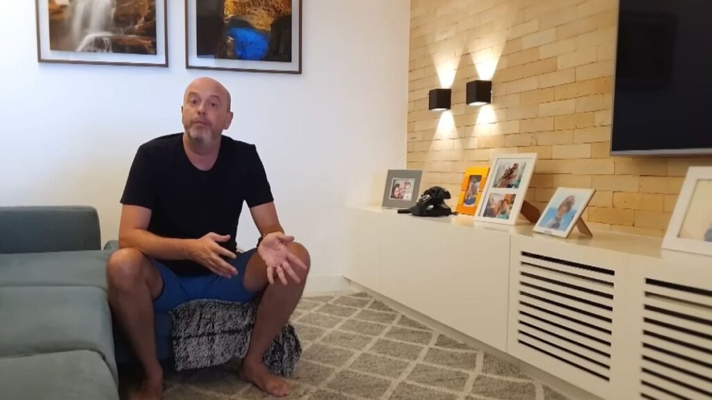 Alex Escobar Revela Seu Apartamento com 150 Camisas de Futebol e Estilo Retrô Alex Escobar Revela Seu Apartamento com 150 Camisas de Futebol e Estilo Retrô