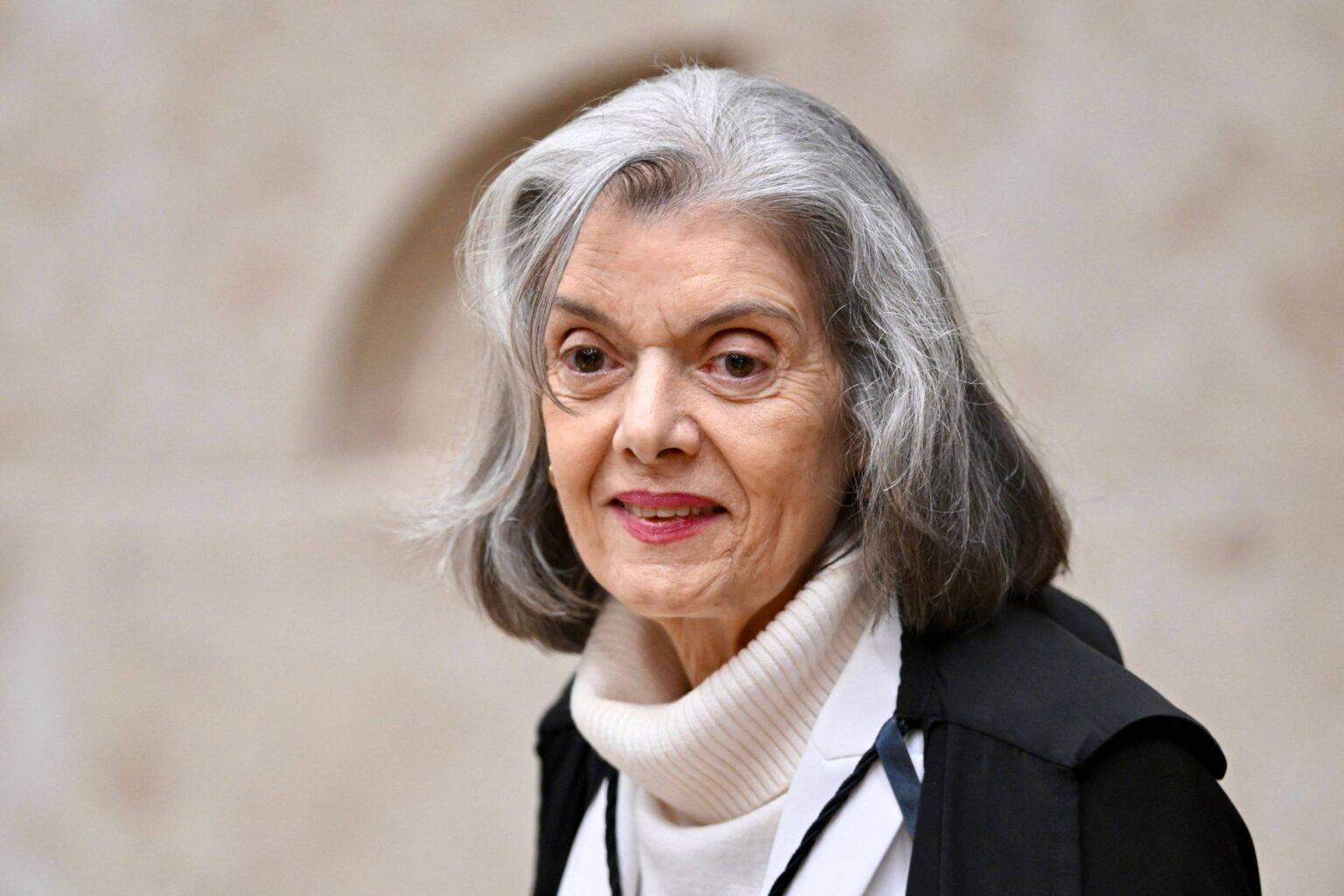 Cármen Lúcia Defende Manutenção de Royalties do Petróleo para Estados Produtores; Dino Solicita Vista Cármen Lúcia Defende Manutenção de Royalties do Petróleo para Estados Produtores; Dino Solicita Vist