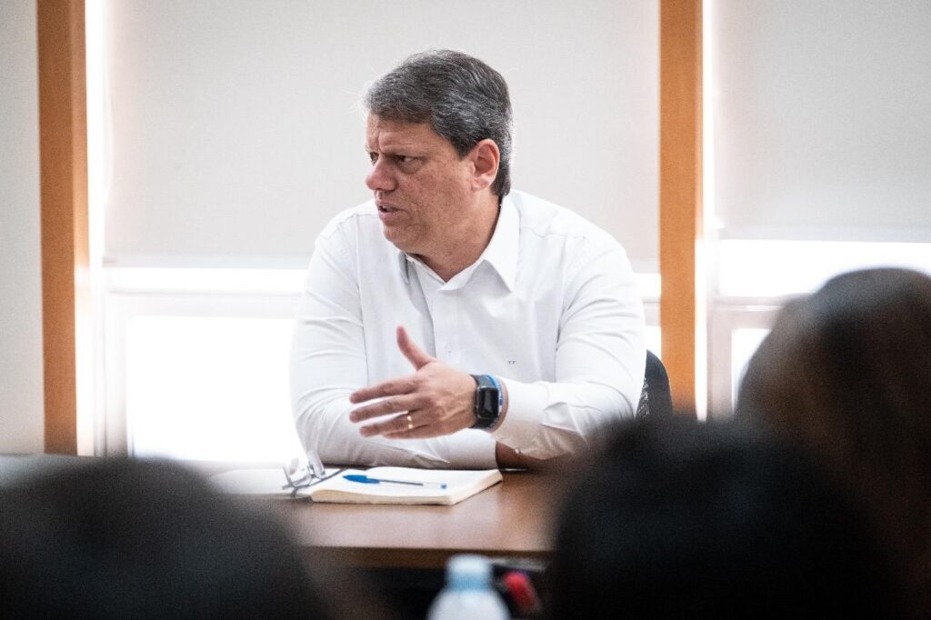 Desafios Políticos de Tarcísio de Freitas: A Influência do Bolsonarismo e as ‘Bolas de Ferro’ Desafios Políticos de Tarcísio de Freitas: A Influência do Bolsonarismo e as 'Bolas de Ferro'
