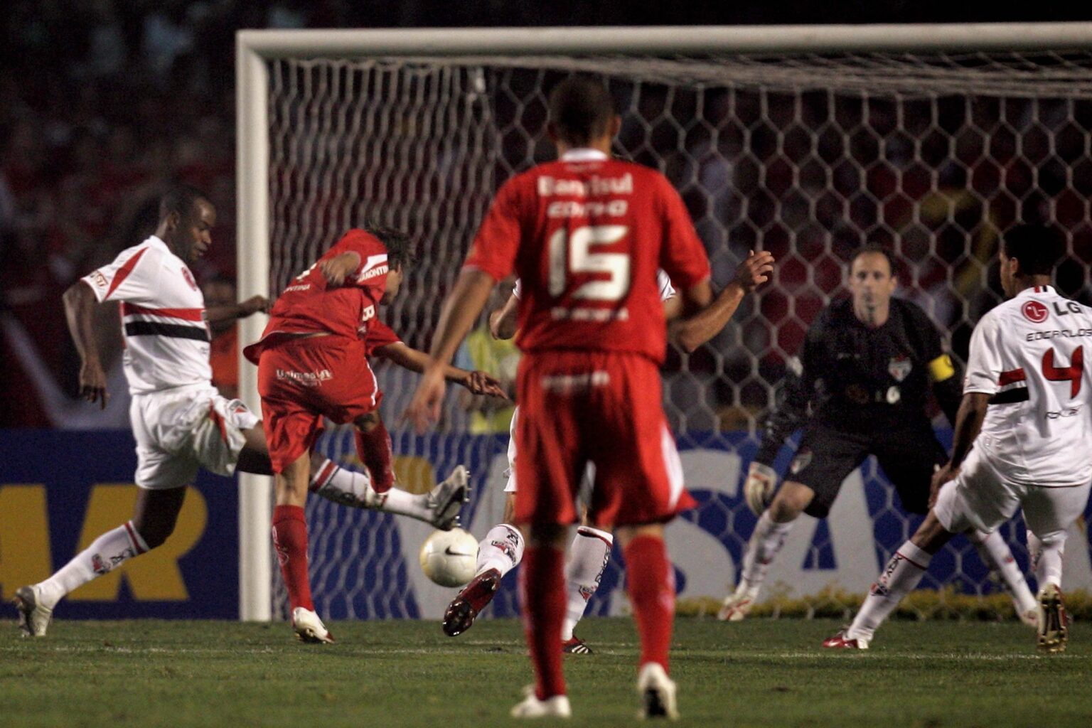 Do Futebol à Tecnologia: O Mundo em 2006 e a Última Final do Arsenal na Champions Do Futebol à Tecnologia: O Mundo em 2006 e a Última Final do Arsenal na Champions