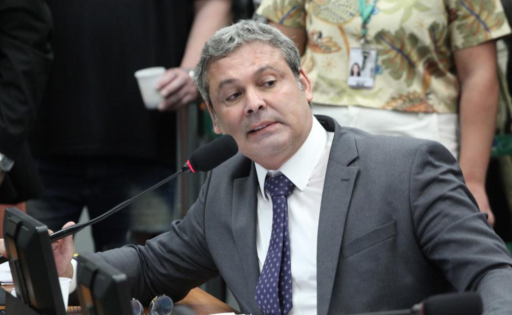 Prefeitura de Nova Iguaçu cobra R$ 5 milhões de Lindbergh Farias na Justiça