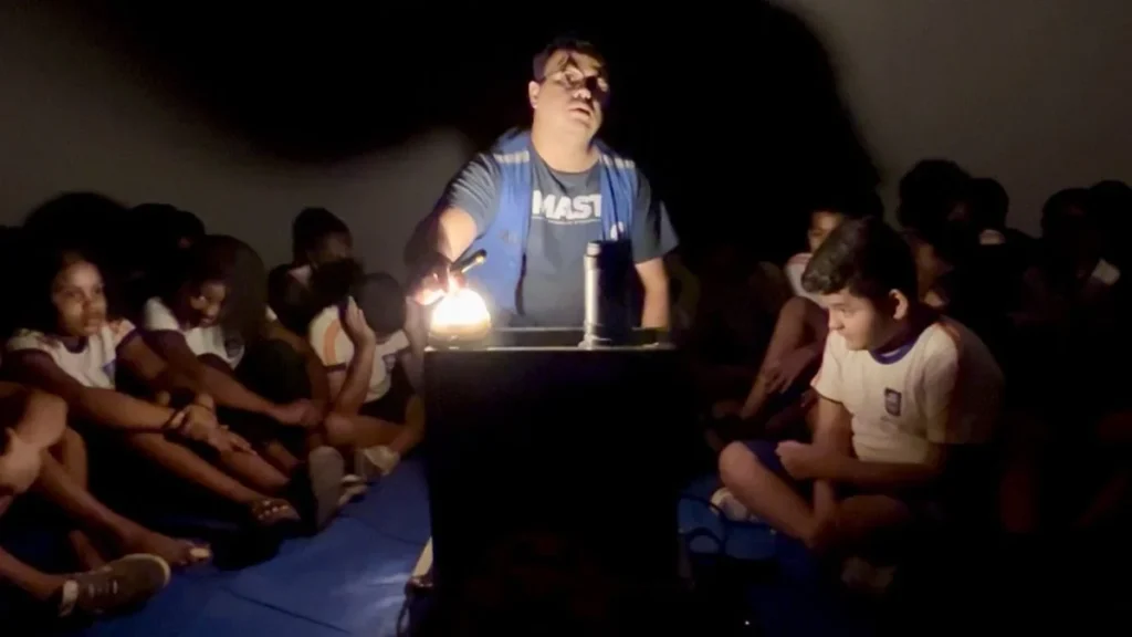 Alunos de Nova Iguaçu exploram o universo com planetário itinerante na escola Alunos de Nova Iguaçu exploram o universo com planetário itinerante na escola