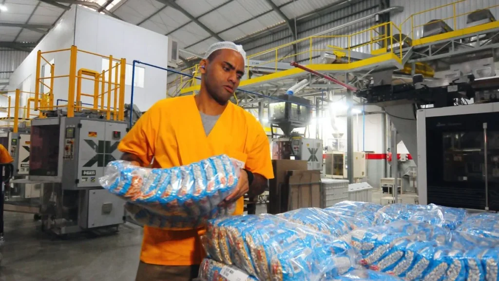 Alunos da EJA de Nova Iguaçu conquistam vagas de trabalho com apoio especializado Alunos da EJA de Nova Iguaçu conquistam vagas de trabalho com apoio especializado