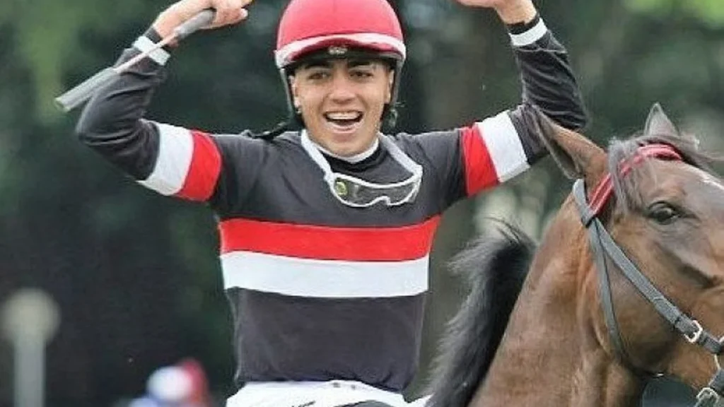 Jóquei Leandro Henrique morre aos 27 anos no Rio após grave acidente Jóquei Leandro Henrique morre aos 27 anos no Rio após grave acidente