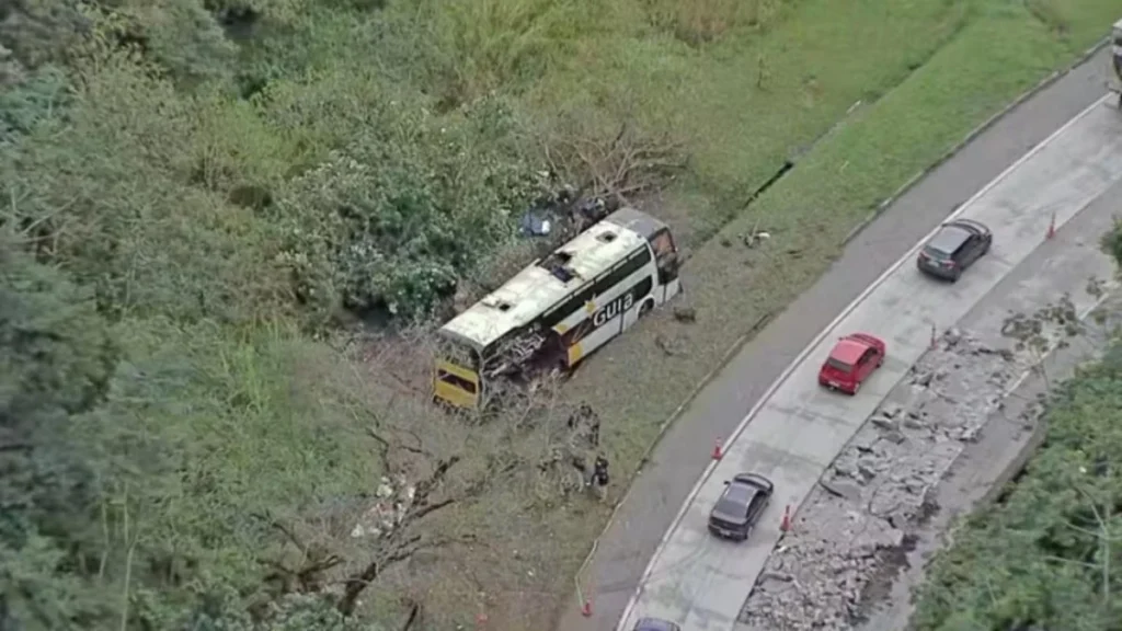 Ônibus de turismo tomba na Serra de Petrópolis e deixa 10 mortos Ônibus de turismo tomba na Serra de Petrópolis e deixa 10 mortos