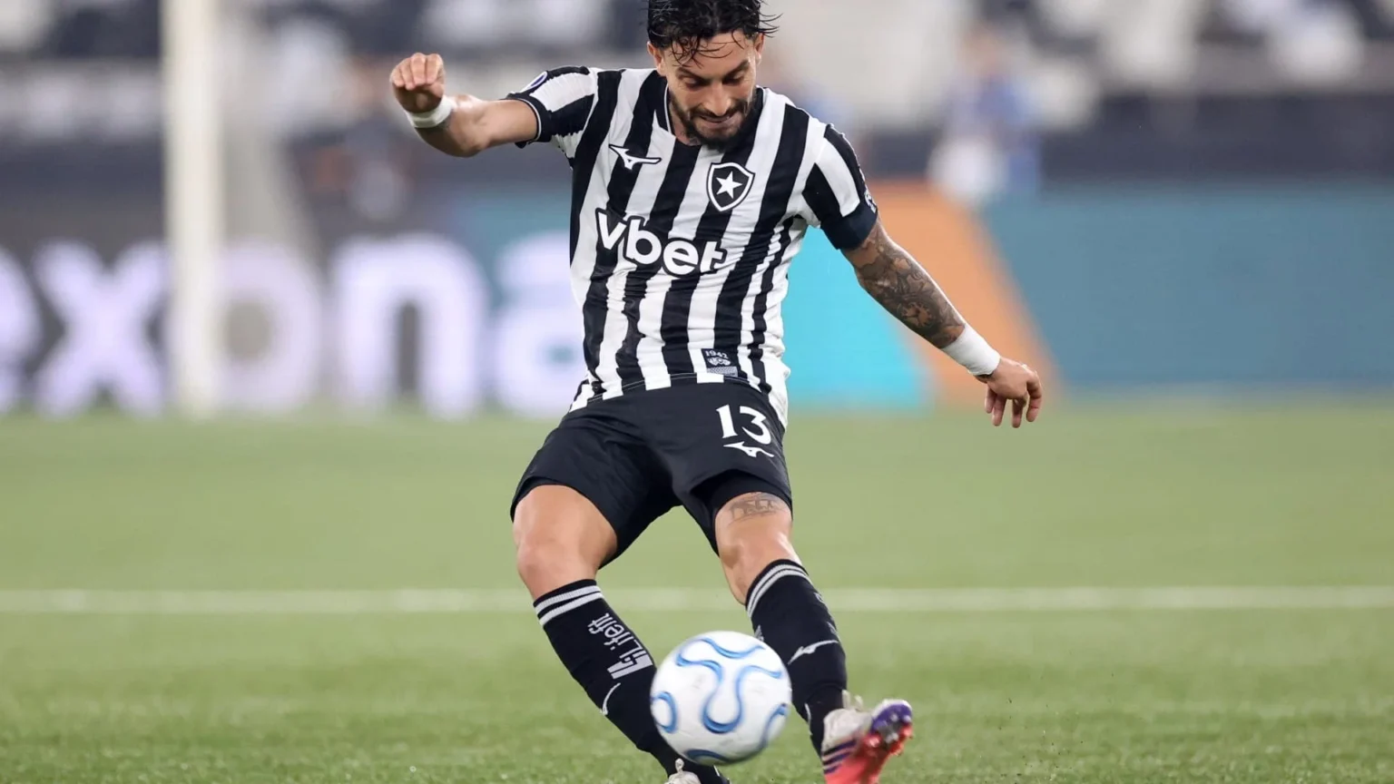 Botafogo e Athletico-PR se enfrentam no Nilton Santos com mudanças nas escalações Botafogo e Athletico-PR se enfrentam no Nilton Santos com mudanças nas escalações