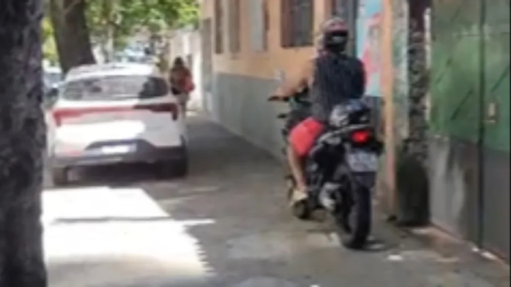 Moradores de Icaraí denunciam motos em alta velocidade nas calçadas e pedestres em risco Moradores de Icaraí denunciam motos em alta velocidade nas calçadas e pedestres em risco