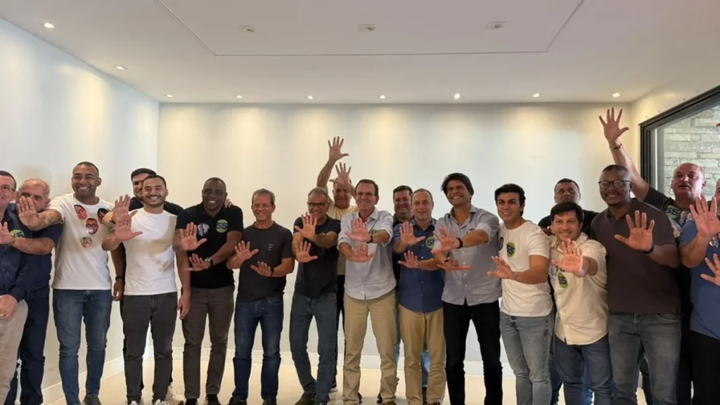 Flávio Bolsonaro intensifica campanha na Baixada Fluminense em meio a apoios divididos