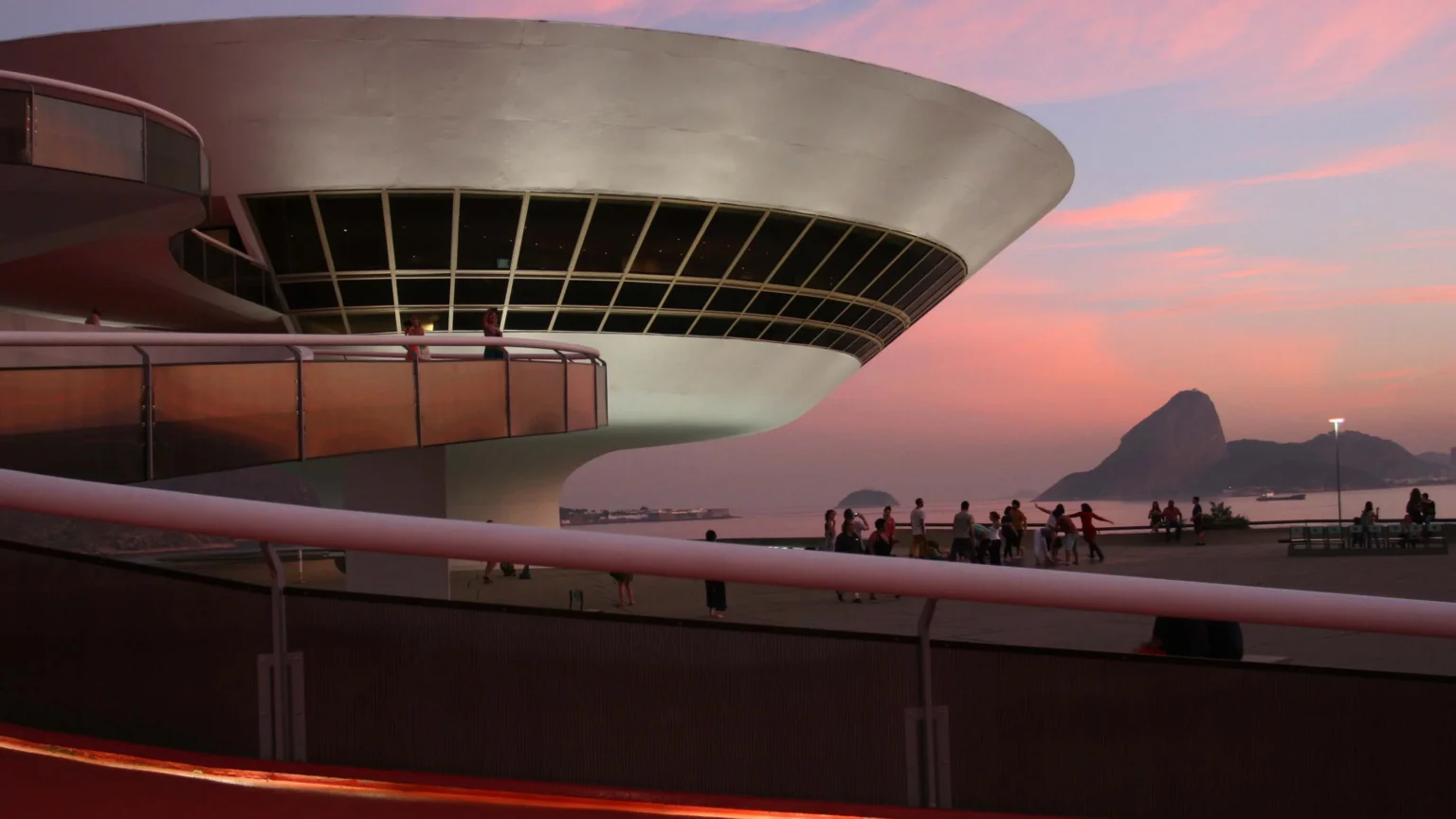 MAC Niterói celebra 30 anos com 130 obras, música e programação cultural especial MAC Niterói celebra 30 anos com 130 obras, música e programação cultural especial