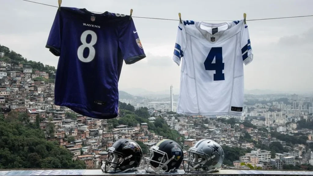 Clima de NFL no Maracanã: Cowboys e Ravens iniciam treinos com gramado reforçado Clima de NFL no Maracanã: Cowboys e Ravens iniciam treinos com gramado reforçado