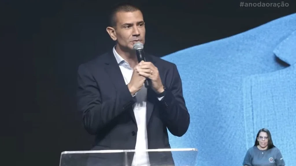 Douglas Ruas busca apoio evangélico em culto de Silas Malafaia no Rio Douglas Ruas busca apoio evangélico em culto de Silas Malafaia no Rio