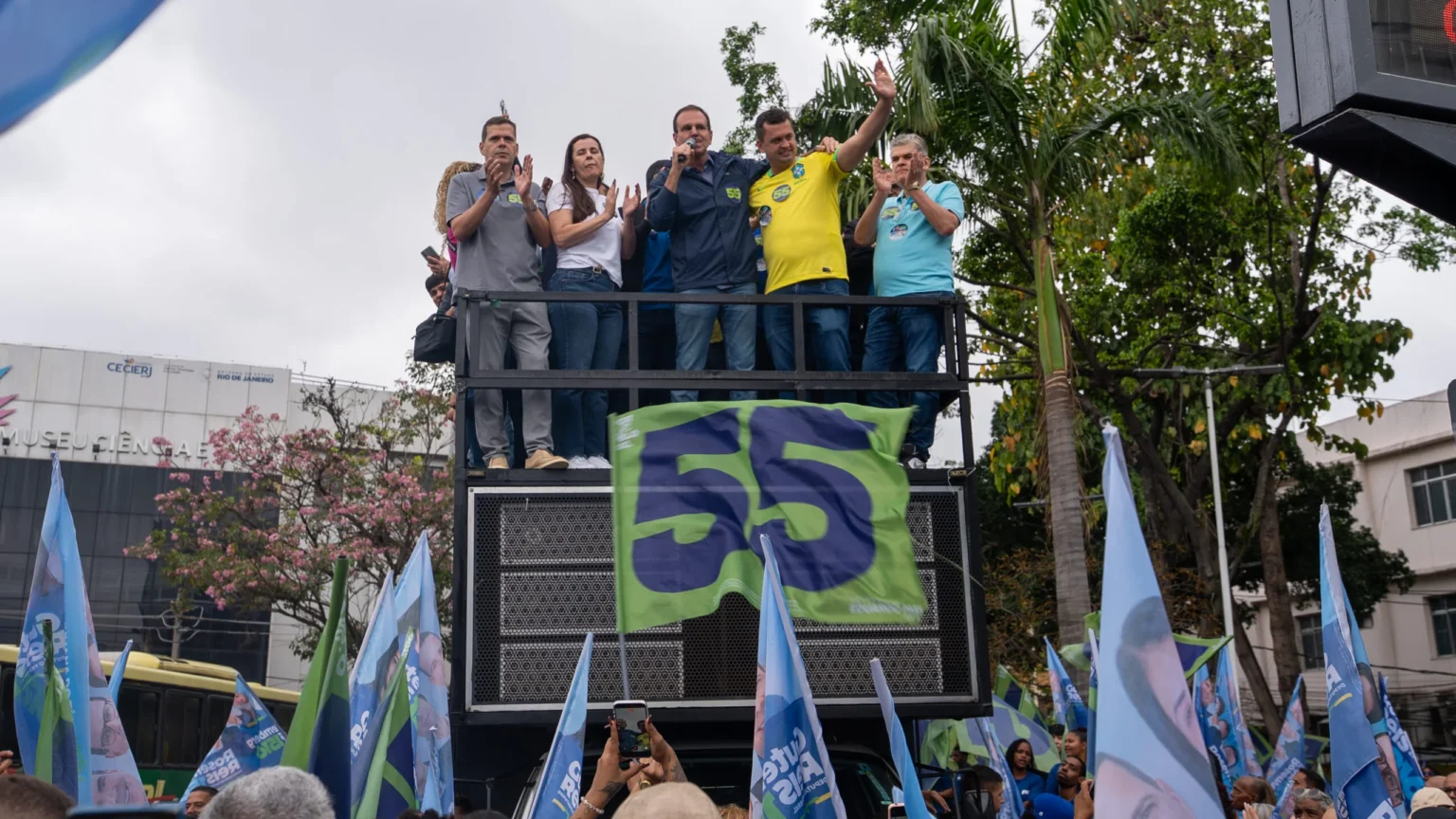 Eduardo Paes lidera mobilização na Baixada Fluminense mesmo sob chuva Eduardo Paes lidera mobilização na Baixada Fluminense mesmo sob chuva