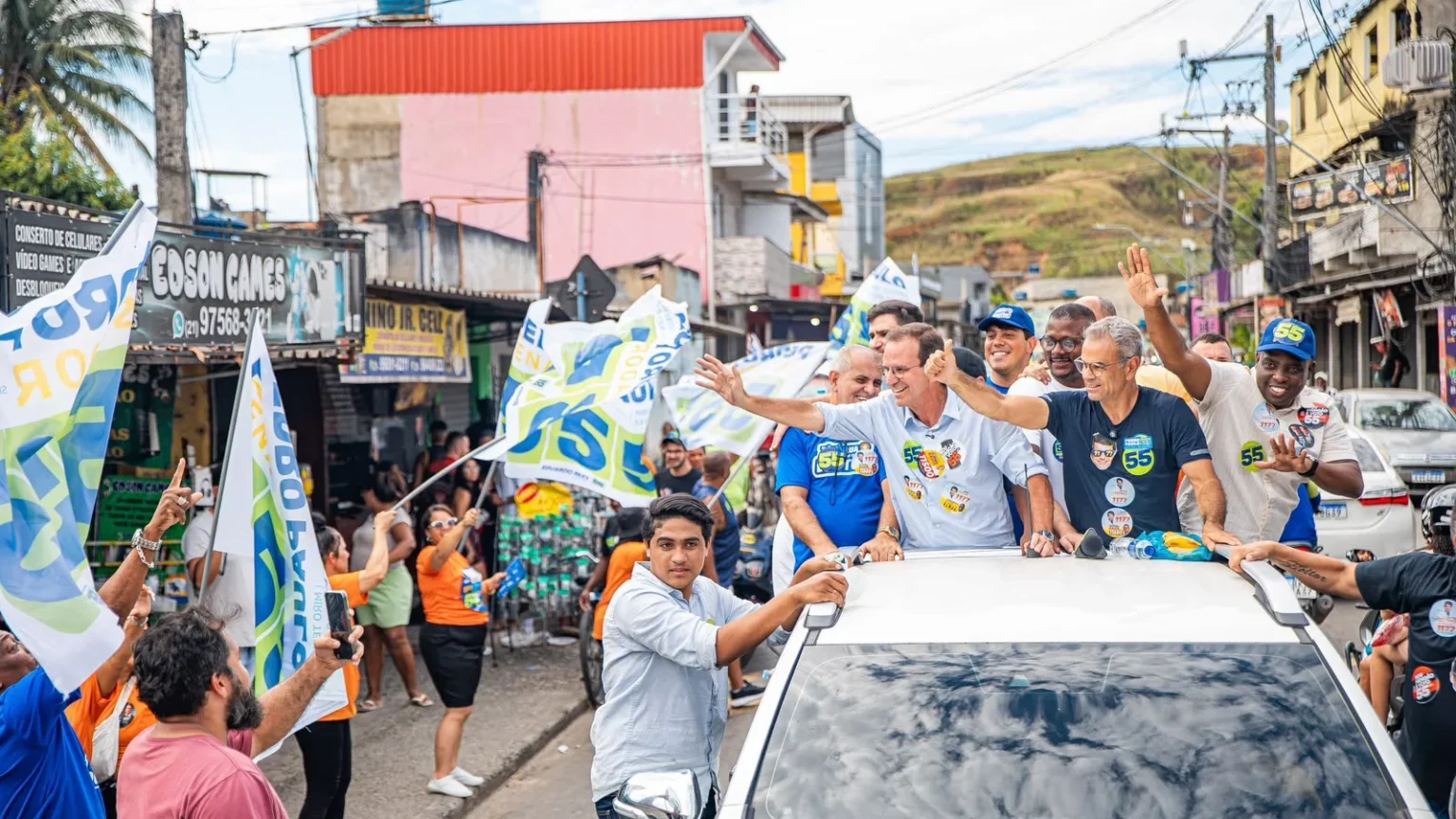 Eduardo Paes percorre oito bairros de Nova Iguaçu em carreata ao lado de lideranças locais Eduardo Paes percorre oito bairros de Nova Iguaçu em carreata ao lado de lideranças locais