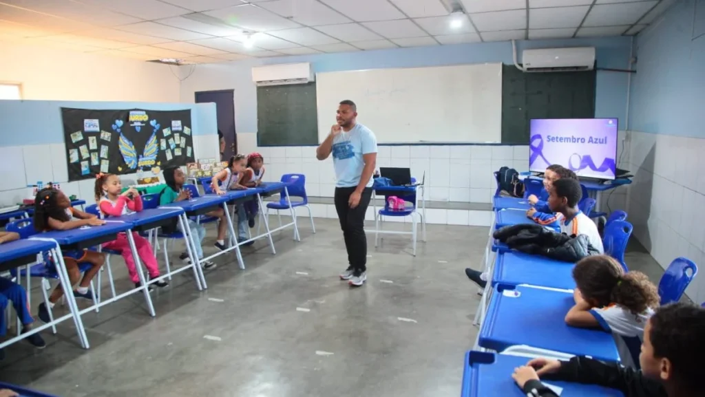 Libras para todos: como alunos de Nova Iguaçu estão aprendendo a língua de sinais e transformando a comunicação Libras para todos: como alunos de Nova Iguaçu estão aprendendo a língua de sinais e transformando a