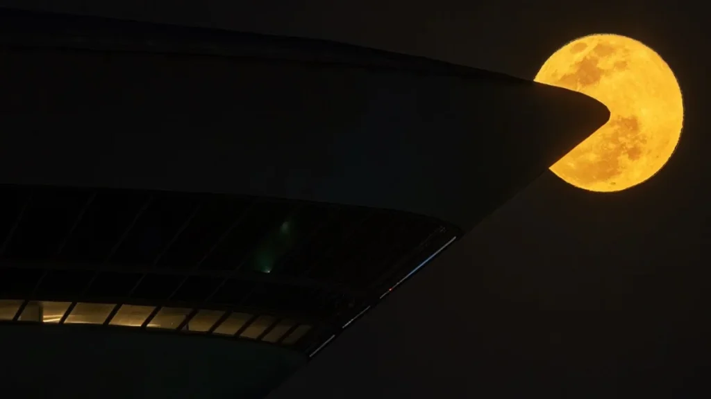 Lua cheia imita Pac-Man ao ‘morder’ museu de Niemeyer em Niterói Lua cheia imita Pac-Man ao 'morder' museu de Niemeyer em Niterói