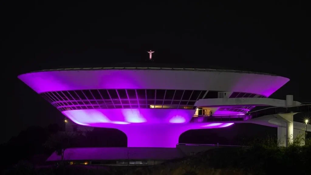 MAC de Niterói recebe iluminação roxa para campanha sobre tumores ginecológicos MAC de Niterói recebe iluminação roxa para campanha sobre tumores ginecológicos