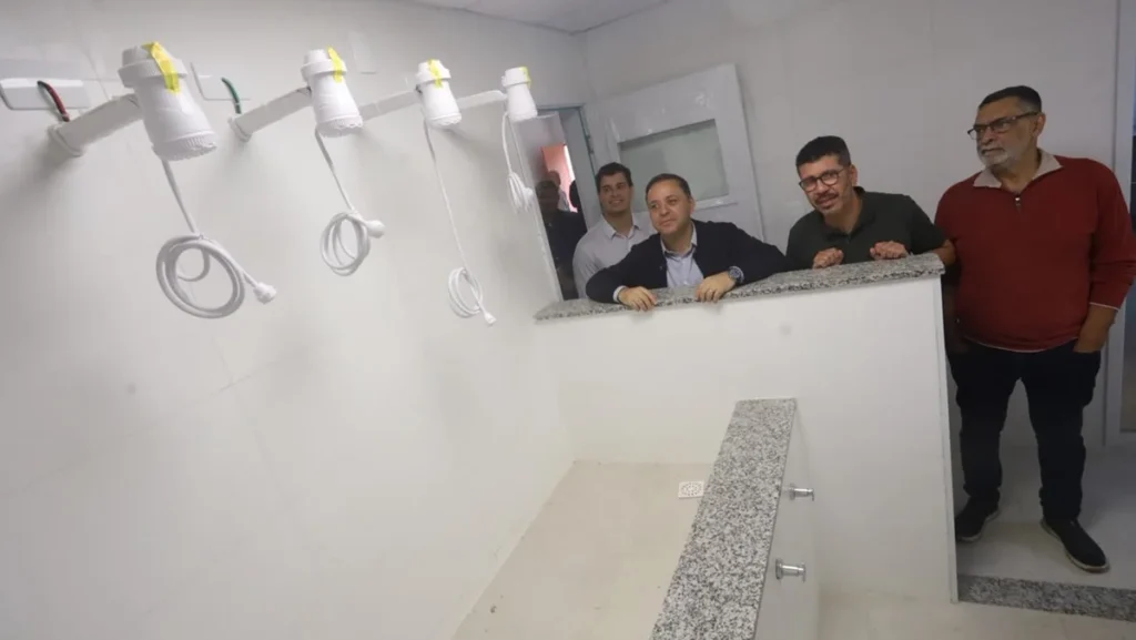 Prefeito Rodrigo Neves visita obra final da nova escola no Engenho do Mato e destaca investimento em