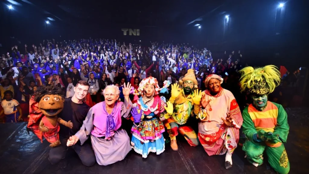 Prefeitura de Nova Iguaçu promove inclusão cultural com 500 alunos com deficiência no teatro