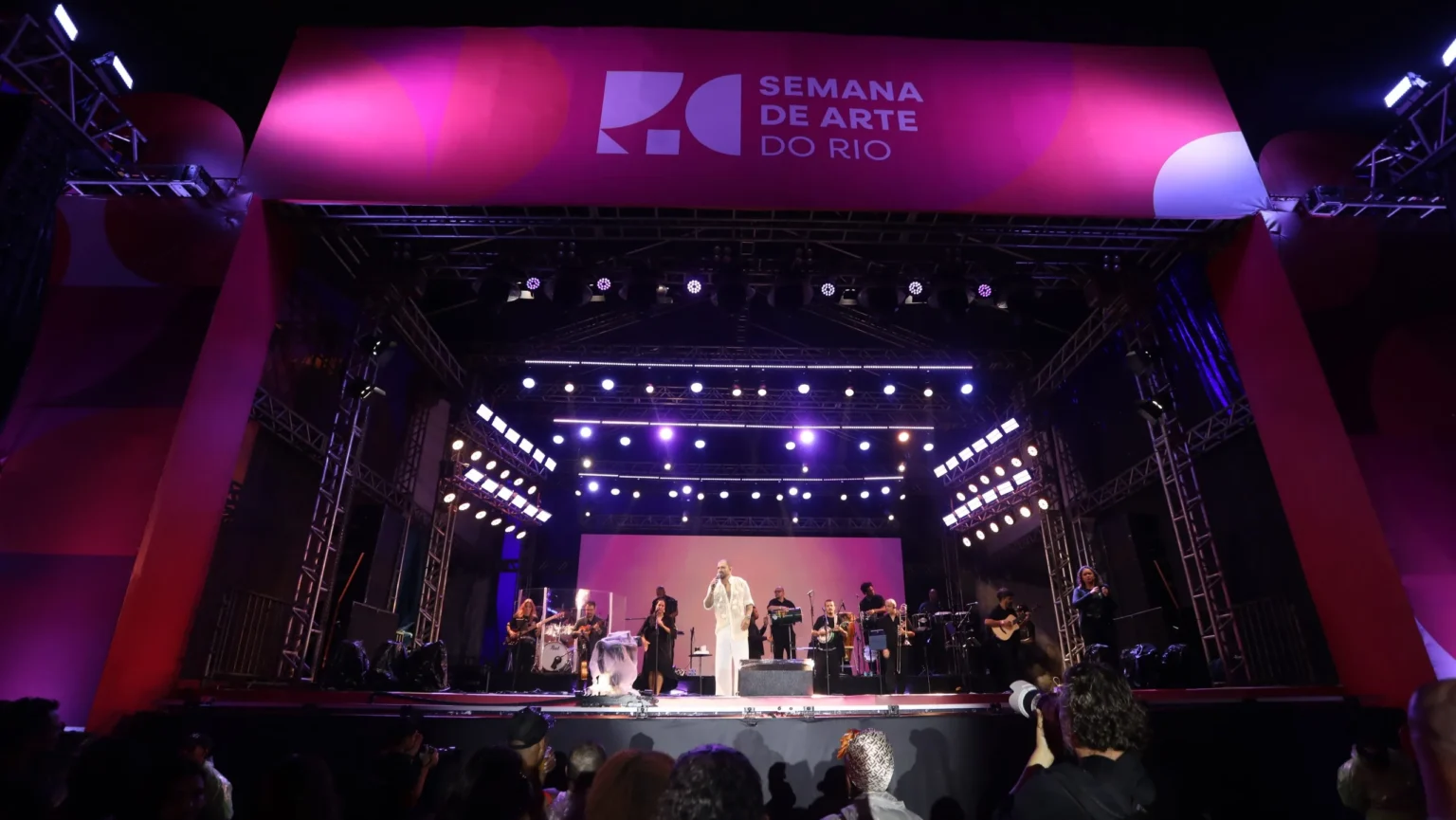 Semana de Arte do Rio inaugura com Diogo Nogueira, Orquestra Petrobras Sinfônica e luzes nos Arcos da Lapa Semana de Arte do Rio inaugura com Diogo Nogueira, Orquestra Petrobras Sinfônica e luzes nos Arcos d
