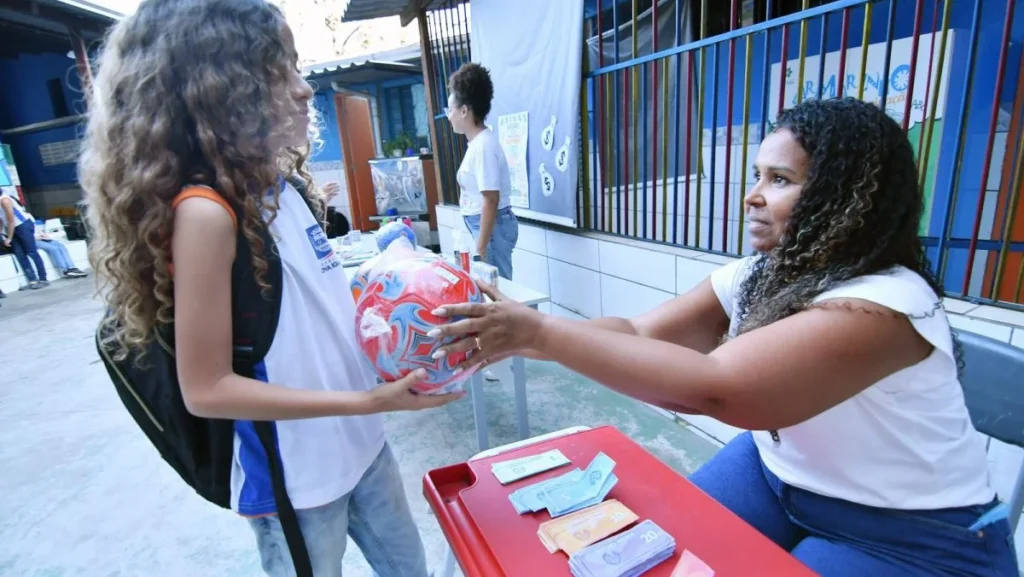 Escola de Nova Iguaçu Inova com Moeda Própria e Mercado Fictício para Ensinar Educação Financeira