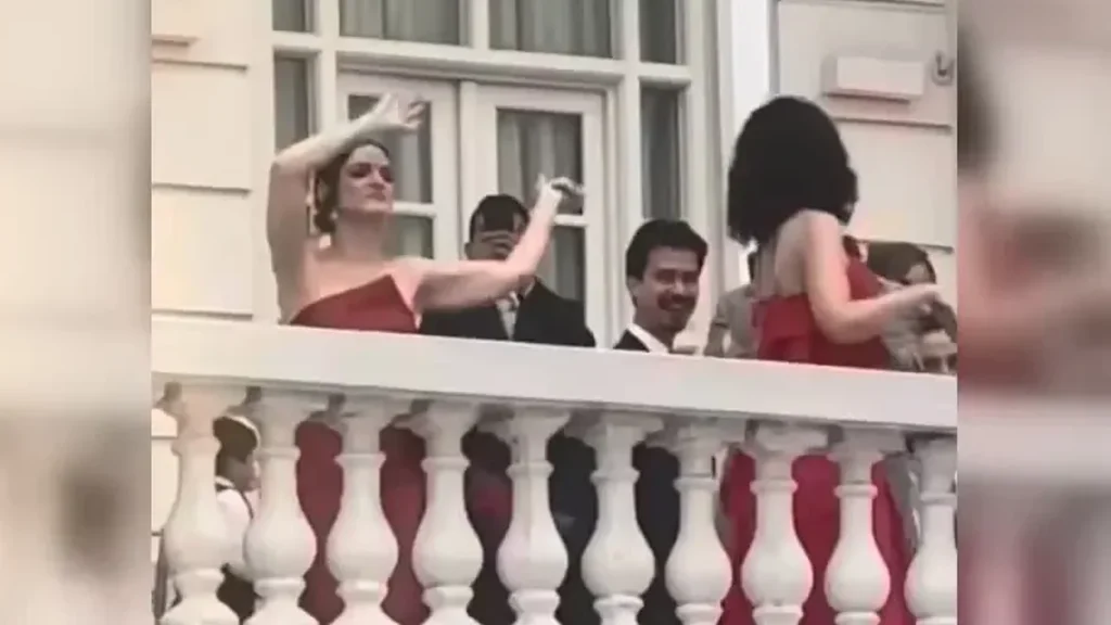 Apoiadores de Flávio Bolsonaro fazem gesto '22' no Copacabana Palace durante manifestação no Rio