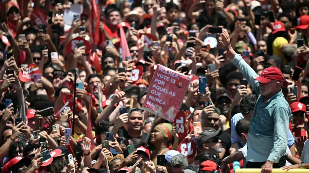 Lula Reúne Multidão em Copacabana e Intensifica Campanha no Rio Lula Reúne Multidão em Copacabana e Intensifica Campanha no Rio