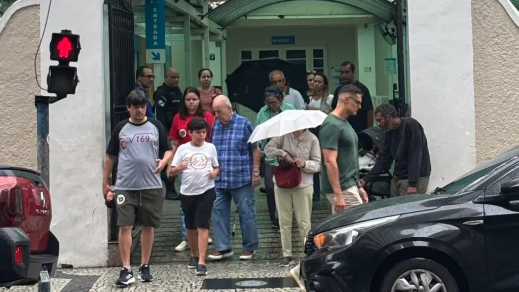 Niterói mantém alta participação nas urnas mesmo sob chuva intensa Niterói mantém alta participação nas urnas mesmo sob chuva intensa