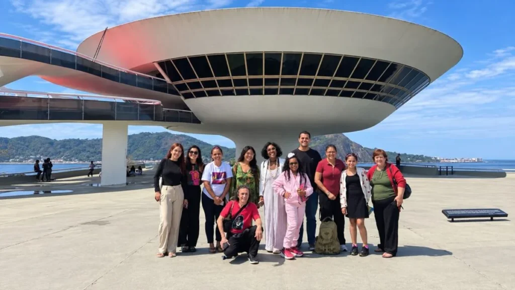 Passaporte Cultural leva alunos da Oficina de Pintura ao Museu de Arte Contemporânea de Niterói Passaporte Cultural leva alunos da Oficina de Pintura ao Museu de Arte Contemporânea de Niterói