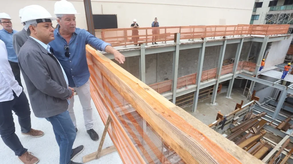 Prefeito de Niterói acompanha avanço das obras no Cinema Icaraí e Praça Getúlio Vargas Prefeito de Niterói acompanha avanço das obras no Cinema Icaraí e Praça Getúlio Vargas