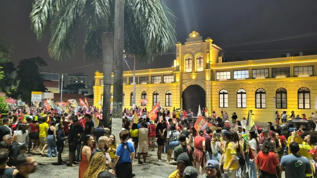 Vitória de Lula na UFF em Niterói é celebrada como esperança da esquerda brasileira Vitória de Lula na UFF em Niterói é celebrada como esperança da esquerda brasileira
