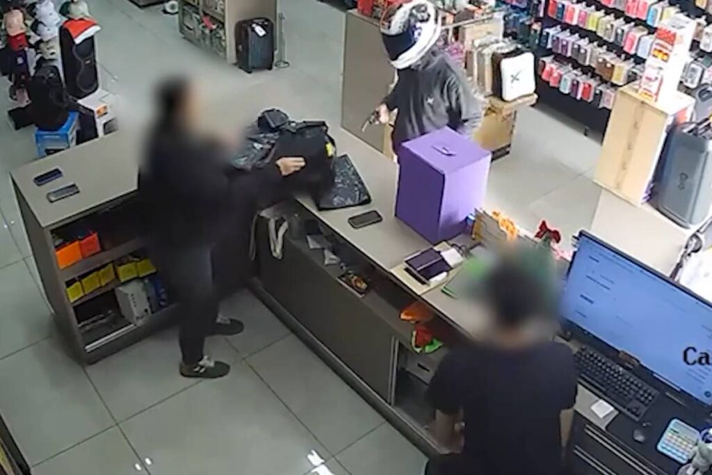 Assaltante Dispara em Loja de MG Após Funcionária Pensar que Tudo Era Brincadeira Assaltante Dispara em Loja de MG Após Funcionária Pensar que Tudo Era Brincadeira