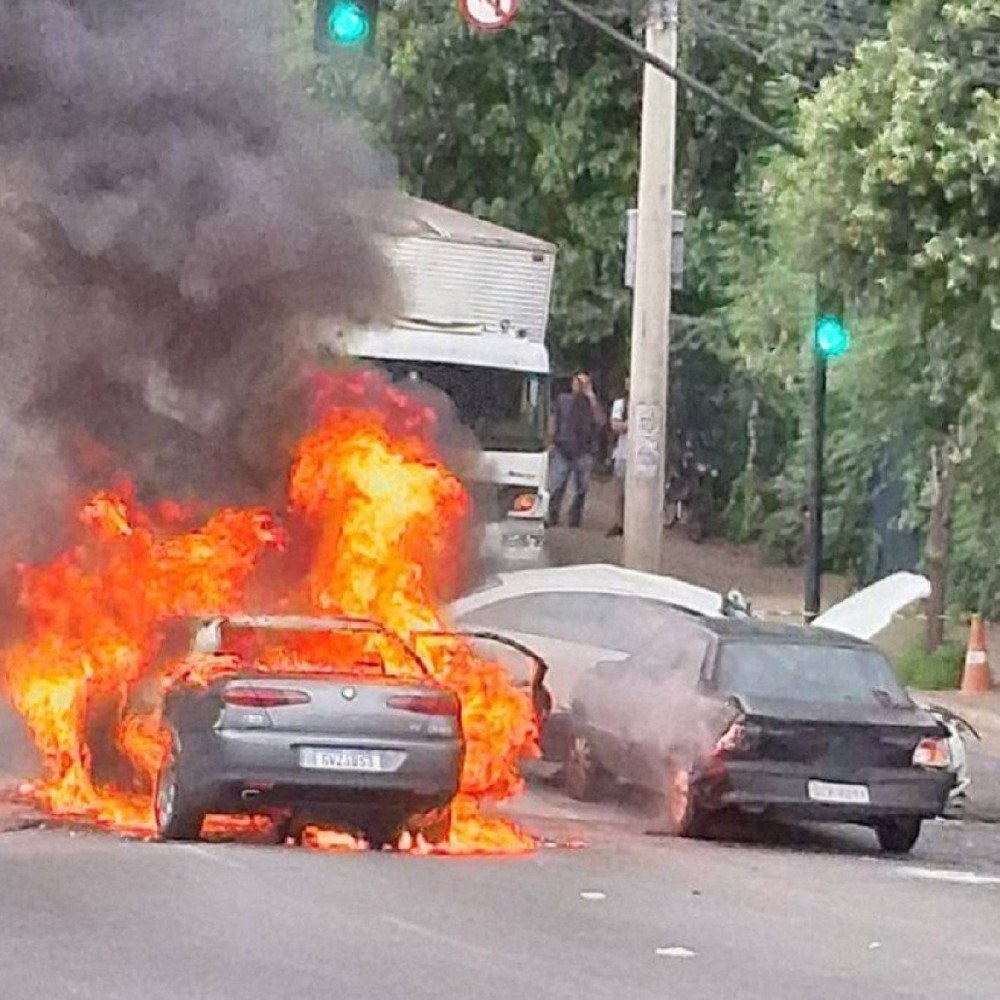 Belo Horizonte: Caminhão sem Freio Colide com Três Veículos e Provoca Incêndio Belo Horizonte: Caminhão sem Freio Colide com Três Veículos e Provoca Incêndio
