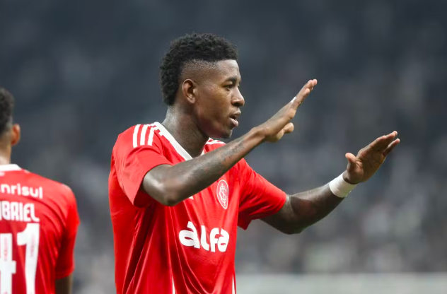 Flamengo Acompanha Situação de Vitão; Zagueiro Tem Preferência pelo Cruzeiro Flamengo Acompanha Situação de Vitão; Zagueiro Tem Preferência pelo Cruzeiro