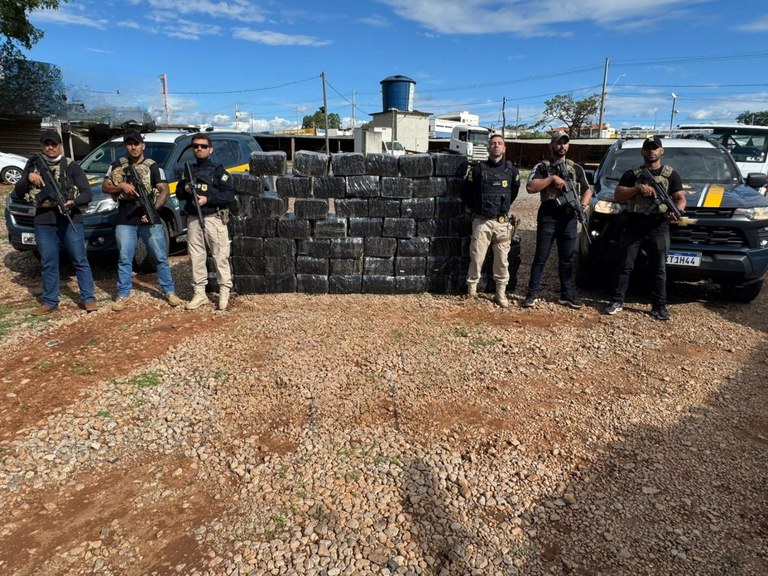 Polícia Rodoviária Federal Apreende 1,3 Toneladas de Maconha em Bom Despacho (MG) Polícia Rodoviária Federal Apreende 1,3 Toneladas de Maconha em Bom Despacho (MG)