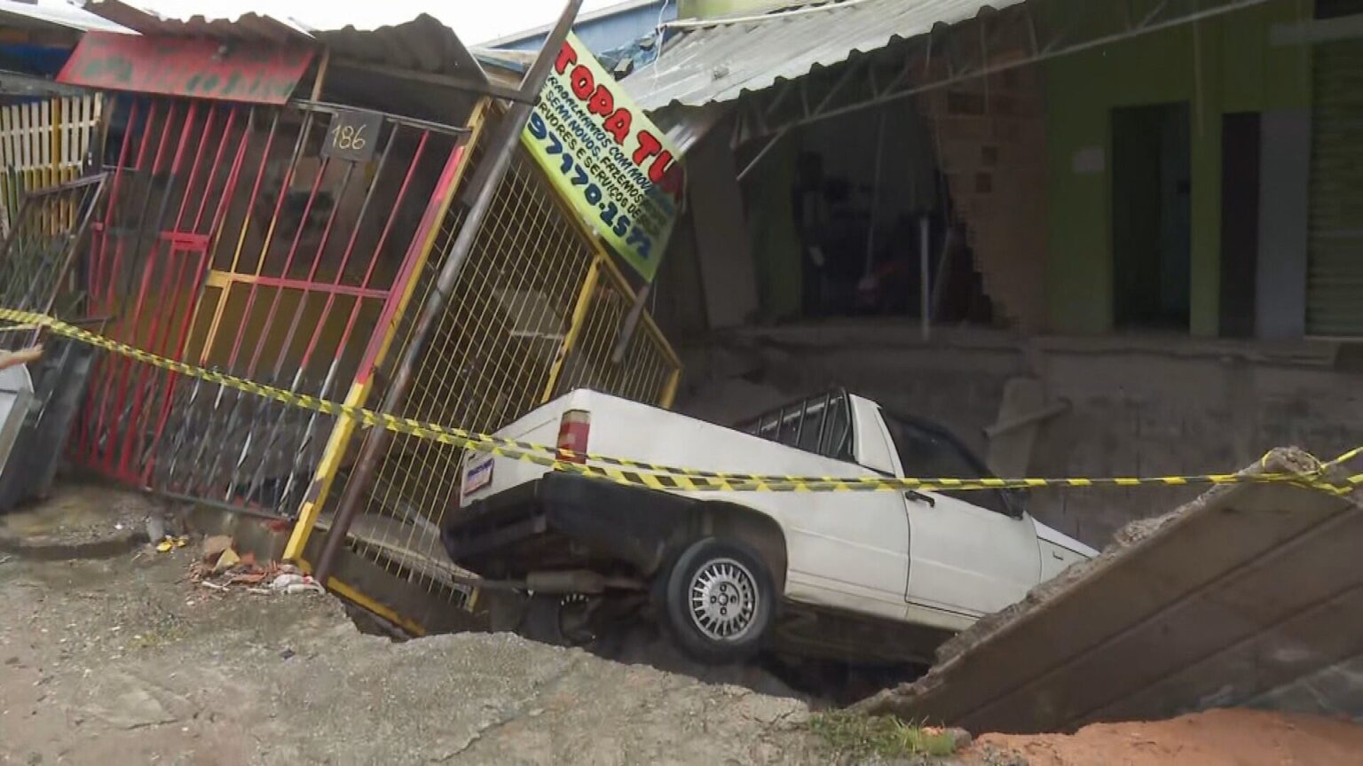 Chuva provoca deslizamento em Ribeirão das Neves, e carro cai em cratera Chuva provoca deslizamento em Ribeirão das Neves, e carro cai em cratera