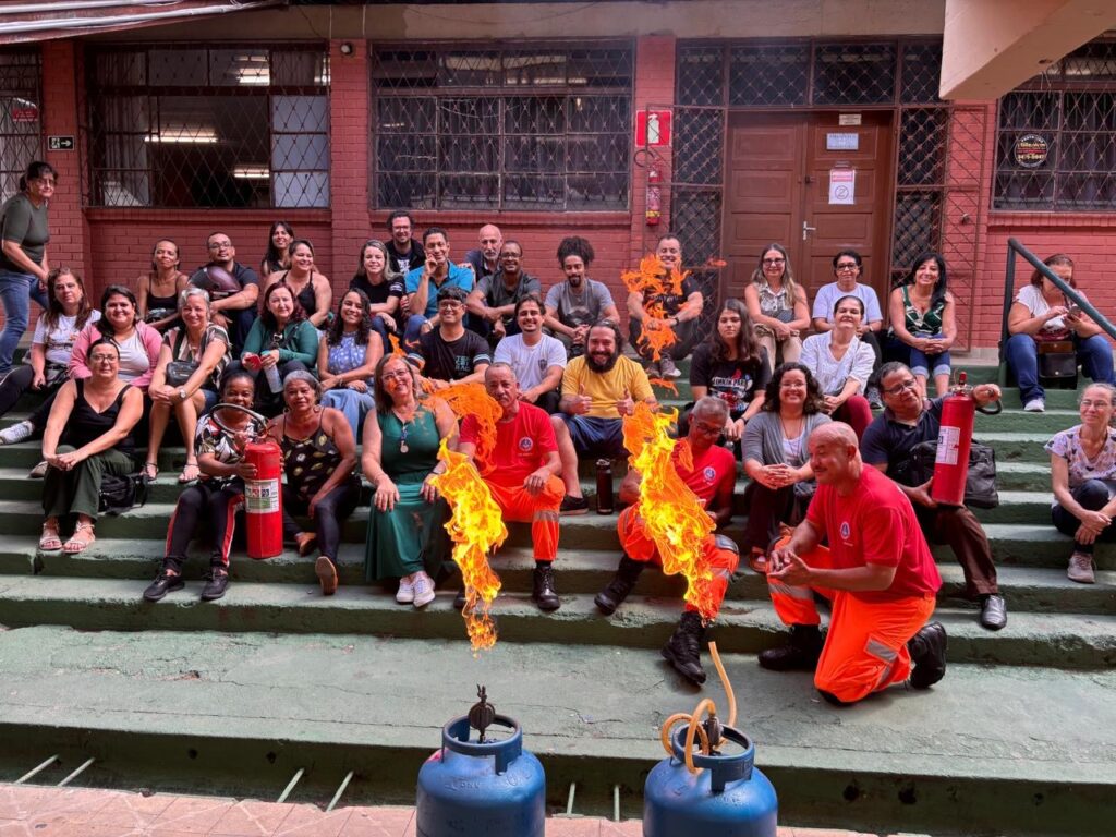Curso de Segurança nas Escolas: Parceria entre Educação e Bombeiros de Minas Gerais Curso de Segurança nas Escolas: Parceria entre Educação e Bombeiros de Minas Gerais