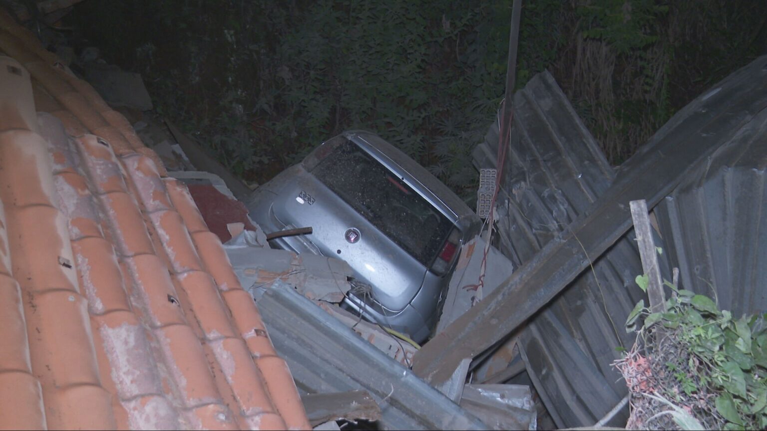Desabamento em Belo Horizonte: Morador é Resgatado com Vida em Ação Rápida dos Bombeiros Desabamento em Belo Horizonte: Morador é Resgatado com Vida em Ação Rápida dos Bombeiros