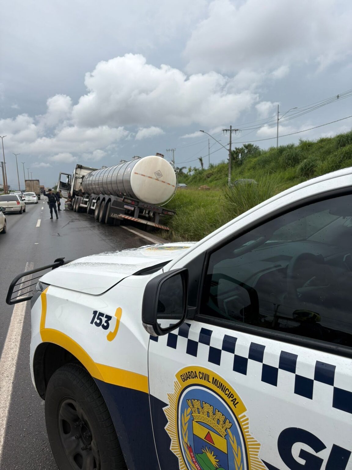 Motorista Embriagado Perde Controle de Carreta no Anel Rodoviário de BH e Cai em Vala Motorista Embriagado Perde Controle de Carreta no Anel Rodoviário de BH e Cai em Vala