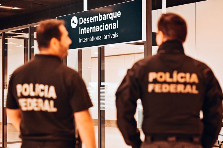 Polícia Federal Captura Dois Foragidos da Justiça no Aeroporto de Confins Polícia Federal Captura Dois Foragidos da Justiça no Aeroporto de Confins