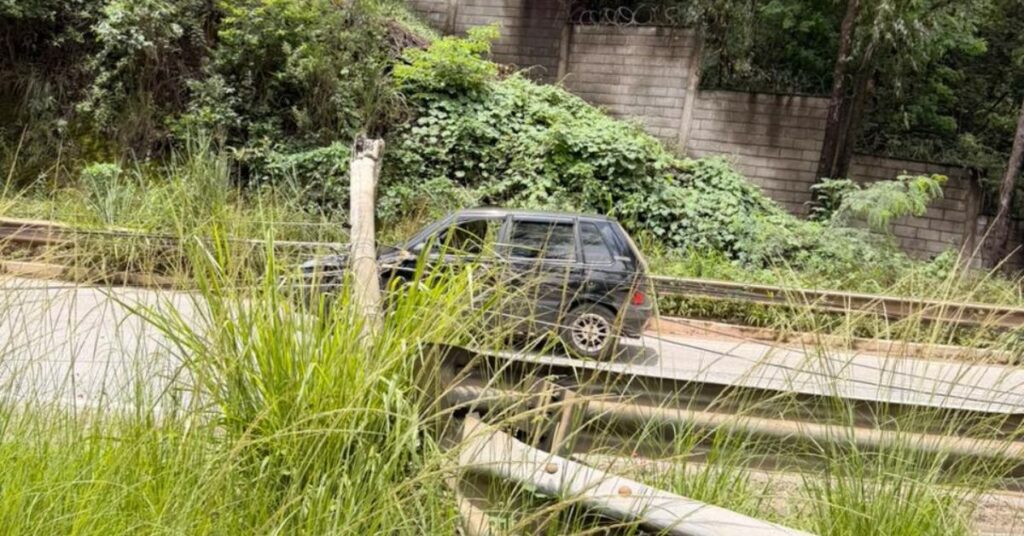 Árvore Cai na MG-30 e Derruba Três Postes em Nova Lima