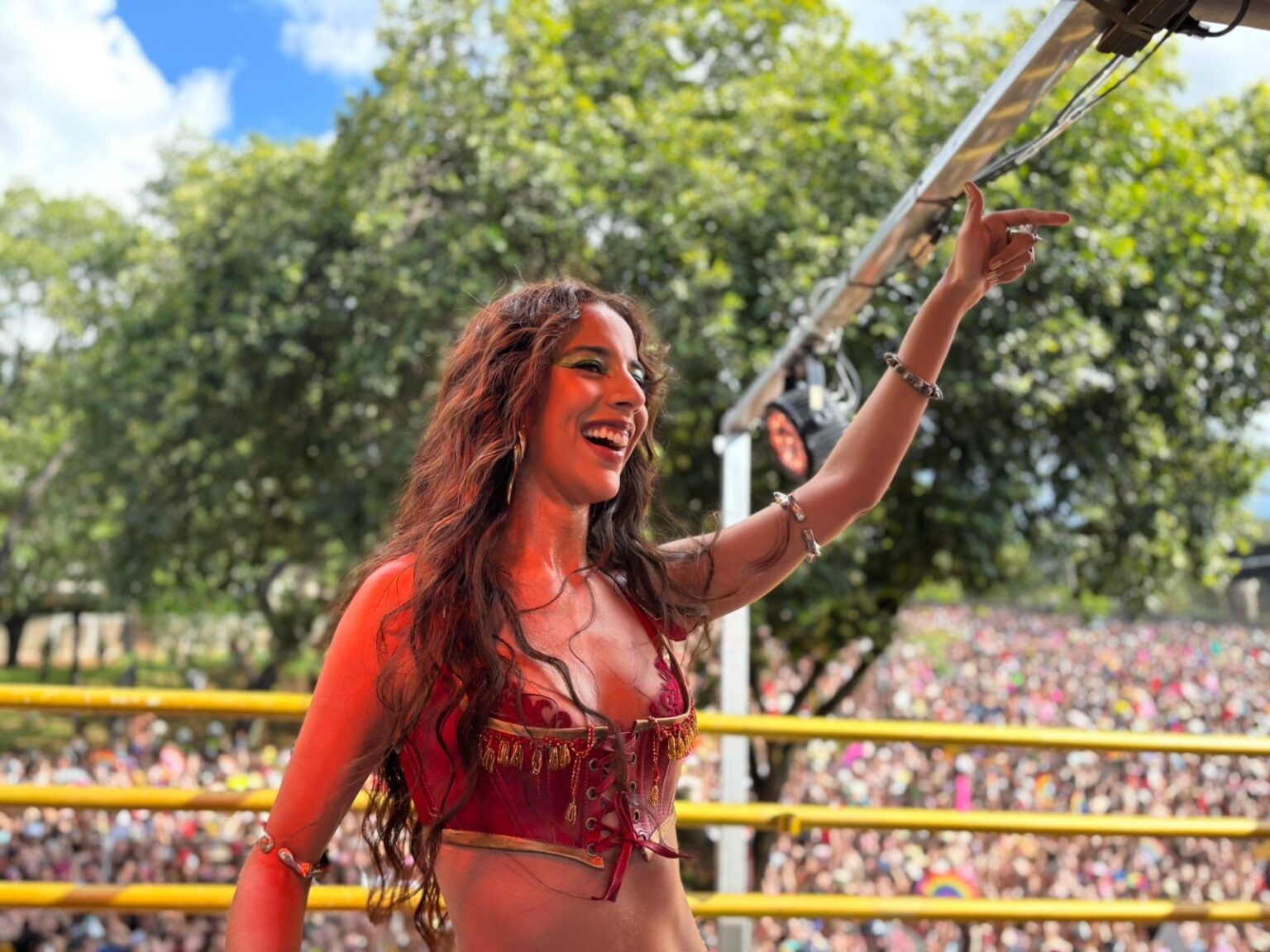 Carnaval em Belo Horizonte: Sem pagamento a grandes artistas e sucesso de Marina Sena