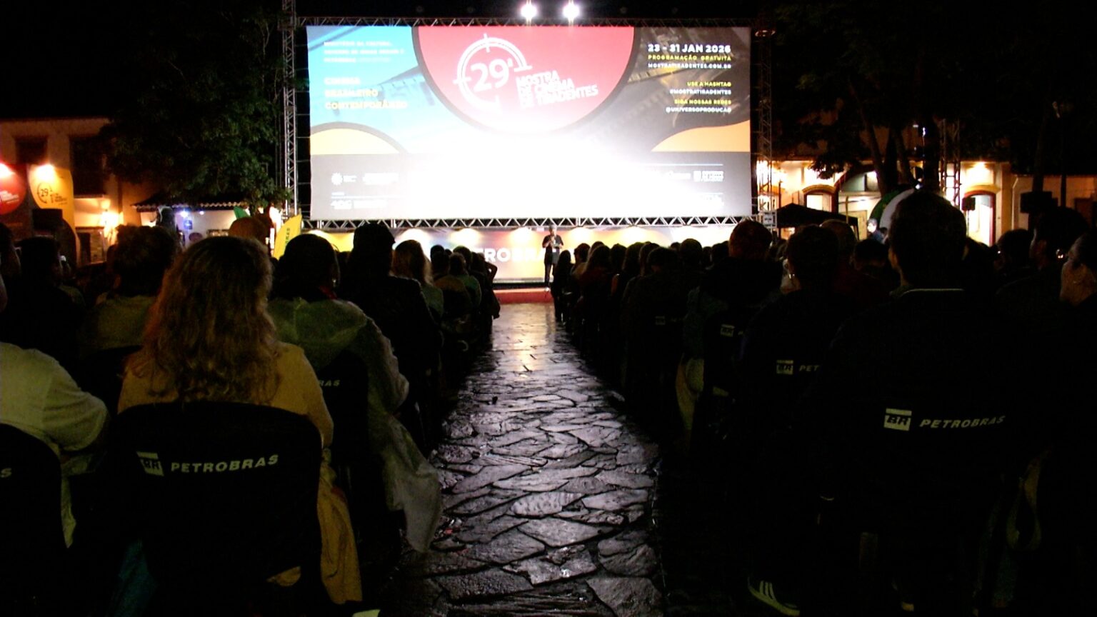 Entre Telas e Imaginação: A Mostra de Cinema de Tiradentes e a UFMG Entre Telas e Imaginação: A Mostra de Cinema de Tiradentes e a UFMG