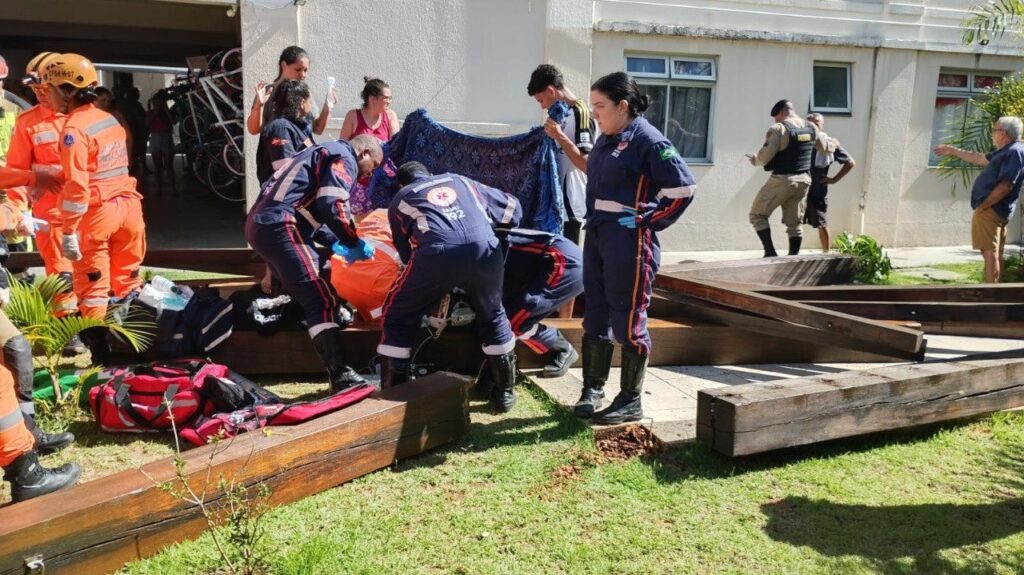 Tragédia em Vespasiano: Estrutura de Playground Cede e Deixa uma Criança Morta Tragédia em Vespasiano: Estrutura de Playground Cede e Deixa uma Criança Morta